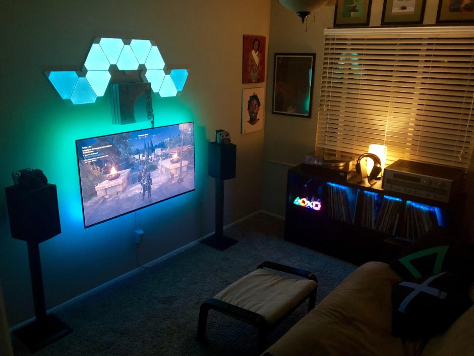 Геймерская комната с подсветкой и телевизором