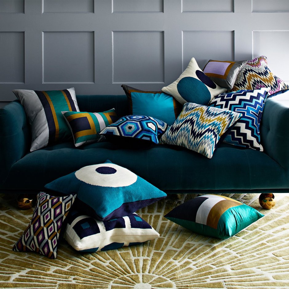 Декоративные подушки на синий диван