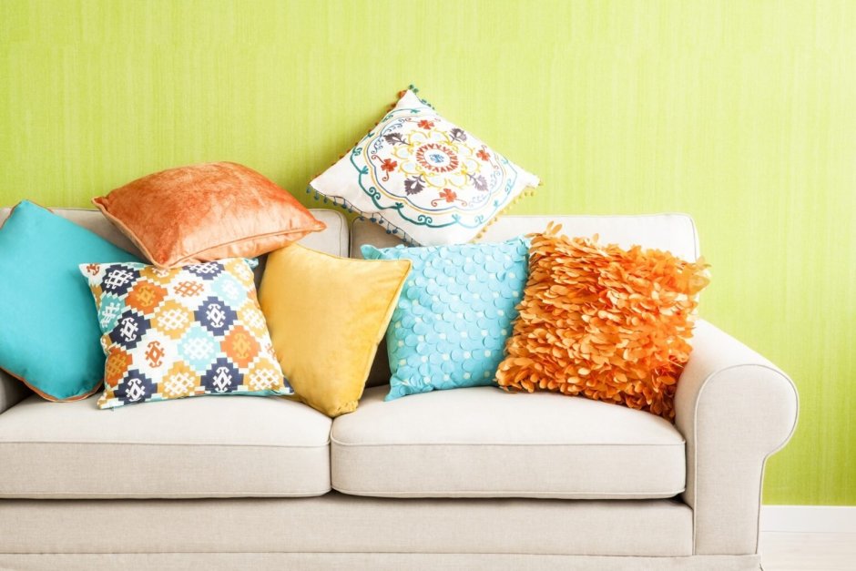 Цветные подушки на диван