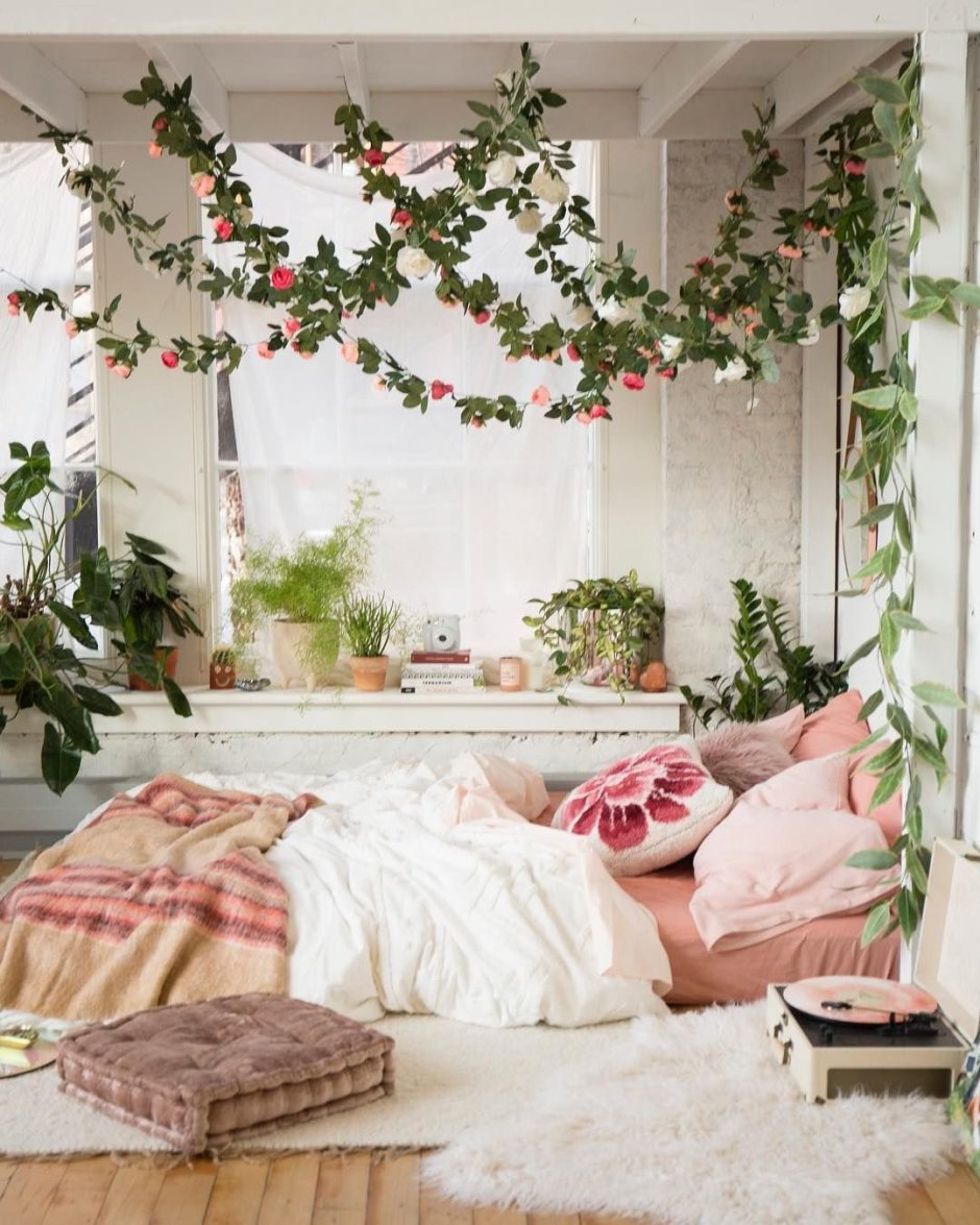 Спальня украшена цветами