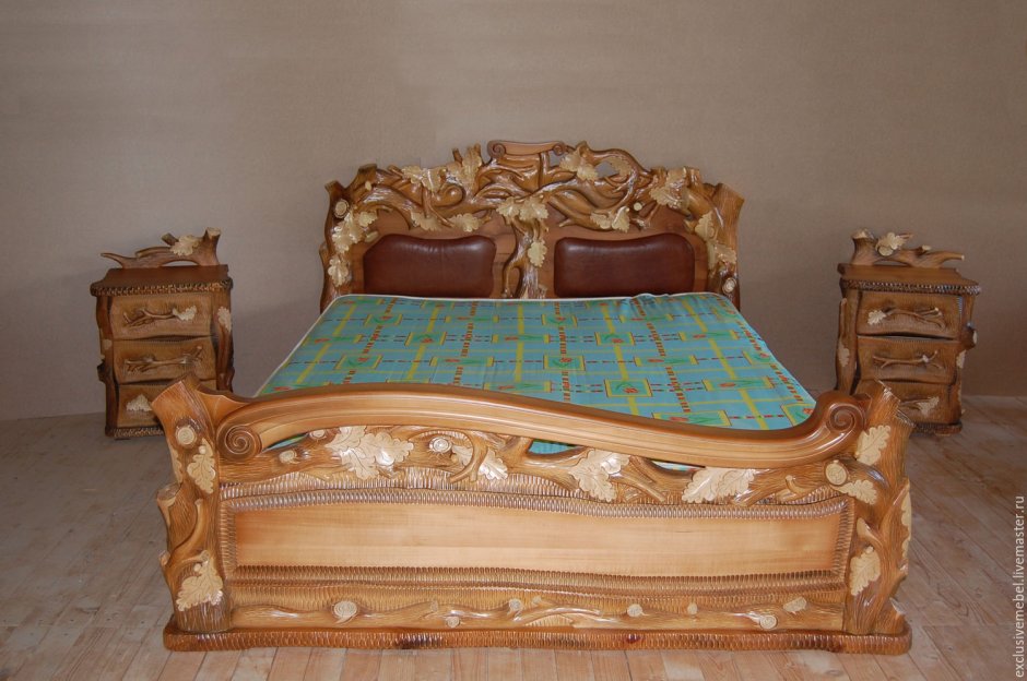 Кровать двуспальная резная деревянная