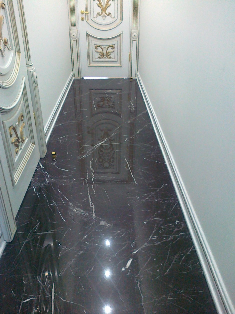 Черный мраморный пол в коридоре