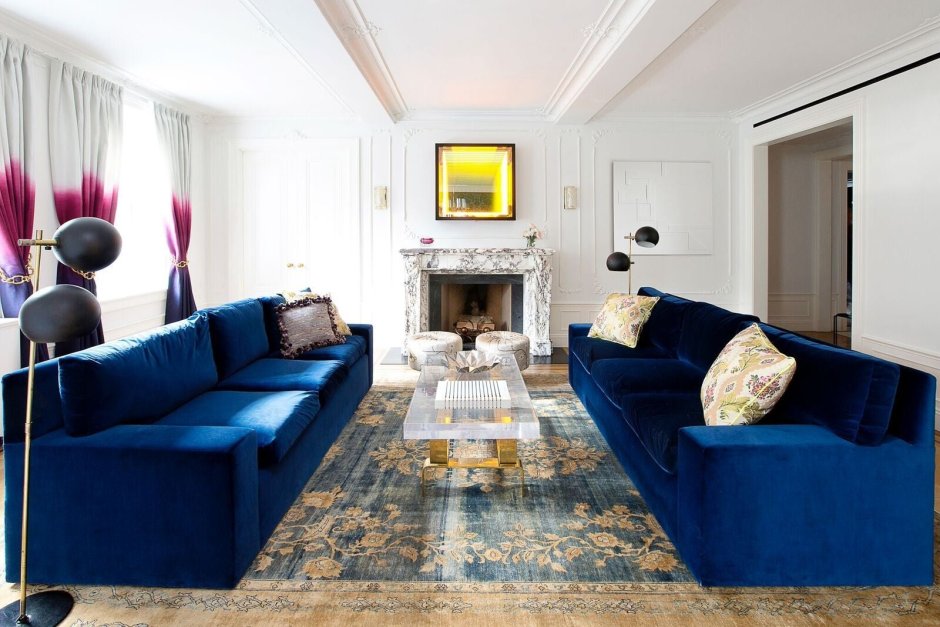 Темно синий диван в интерьере гостиной