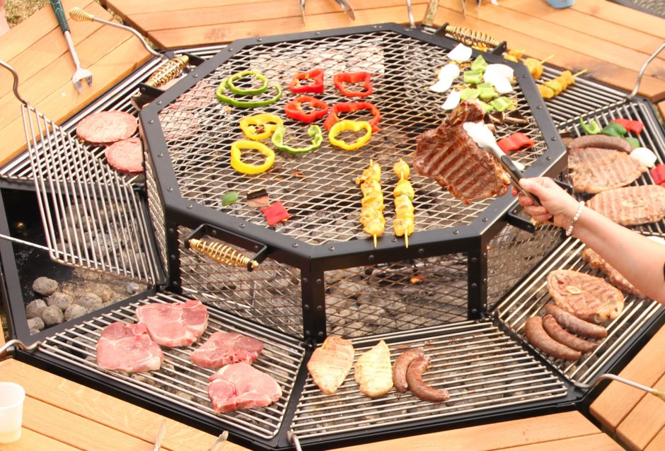 Гриль стол в помещении