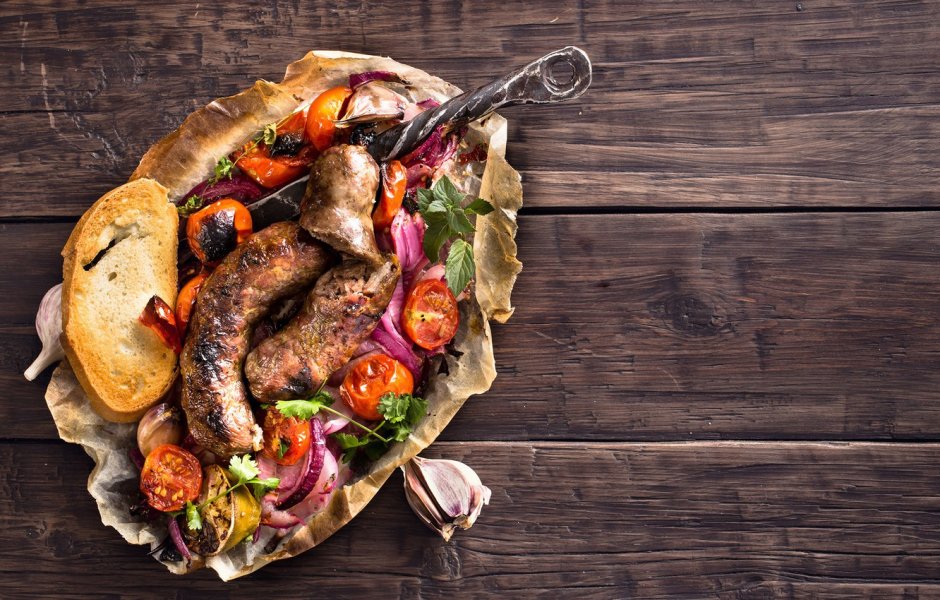 Шашлык на темном фоне