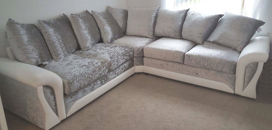 Белый угловой диван из велюра