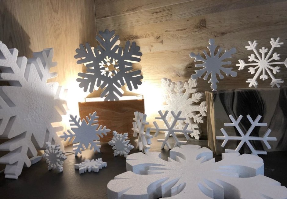 Декор из снежинок из пенопласта
