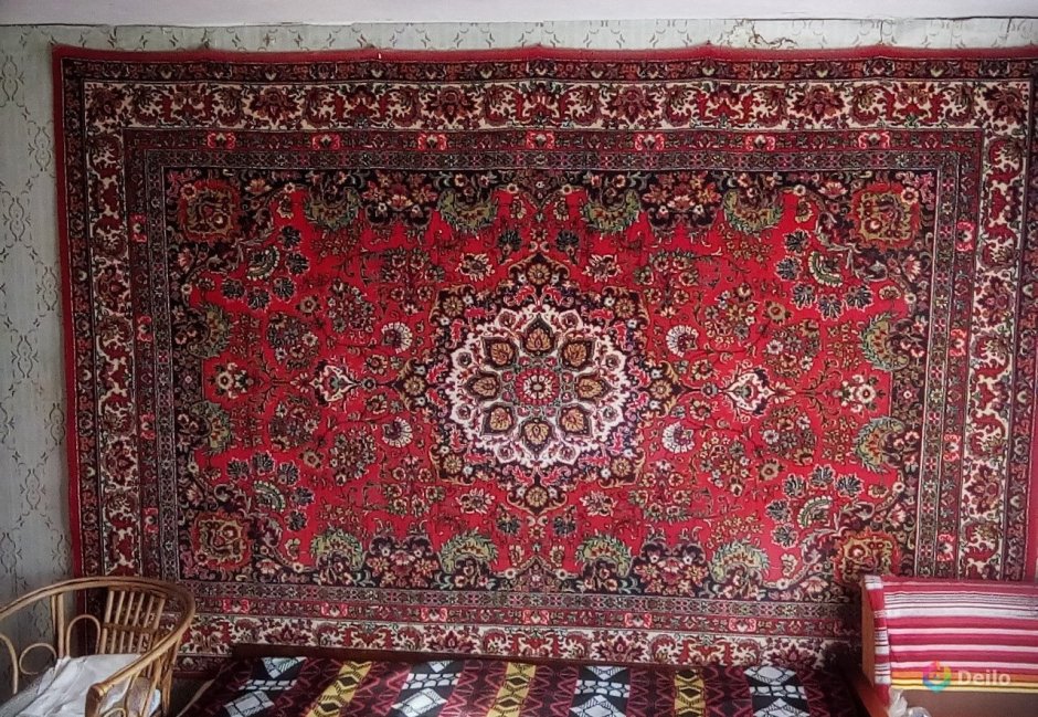 Комната с ковром на стене