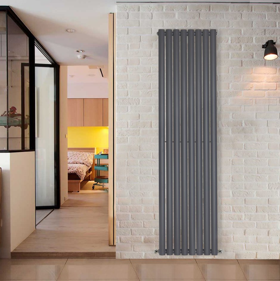 Вертикальный радиатор в гостиной