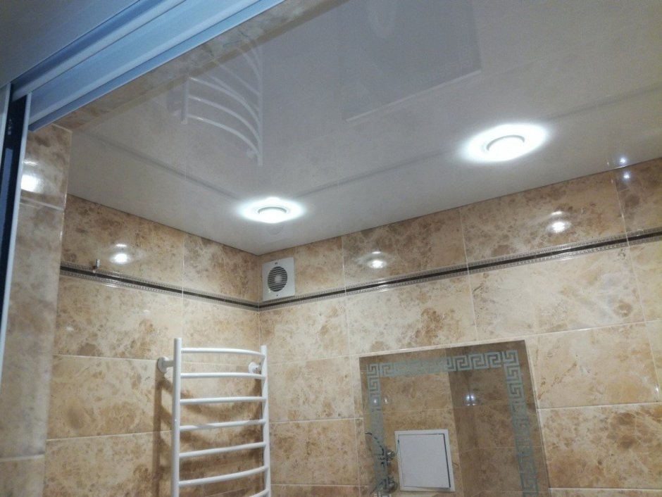 Потолок в ванную комнату бюджетный