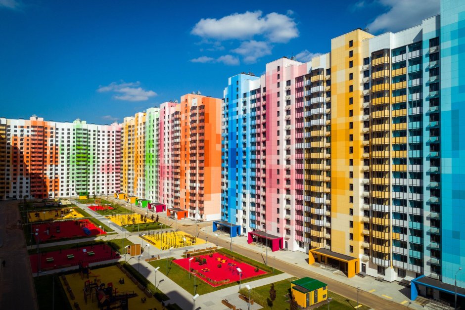 Многоэтажные разноцветные дома