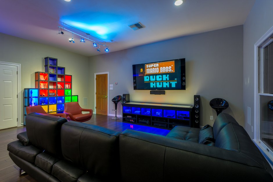 Игровая комната геймерская с диваном