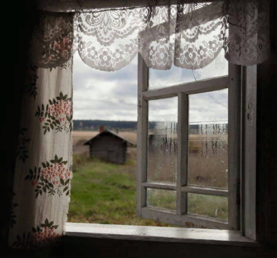 Окно в деревенском доме