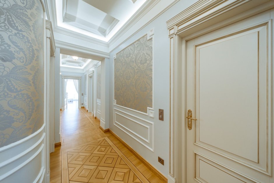 Лепнина в интерьере в коридоре