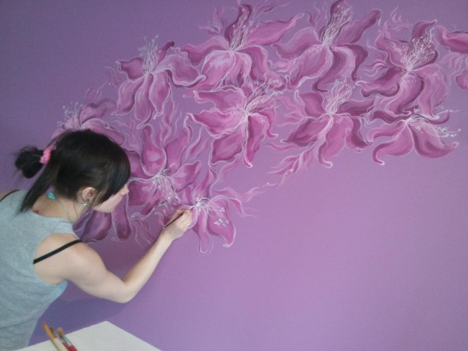 Цветы на стене красками