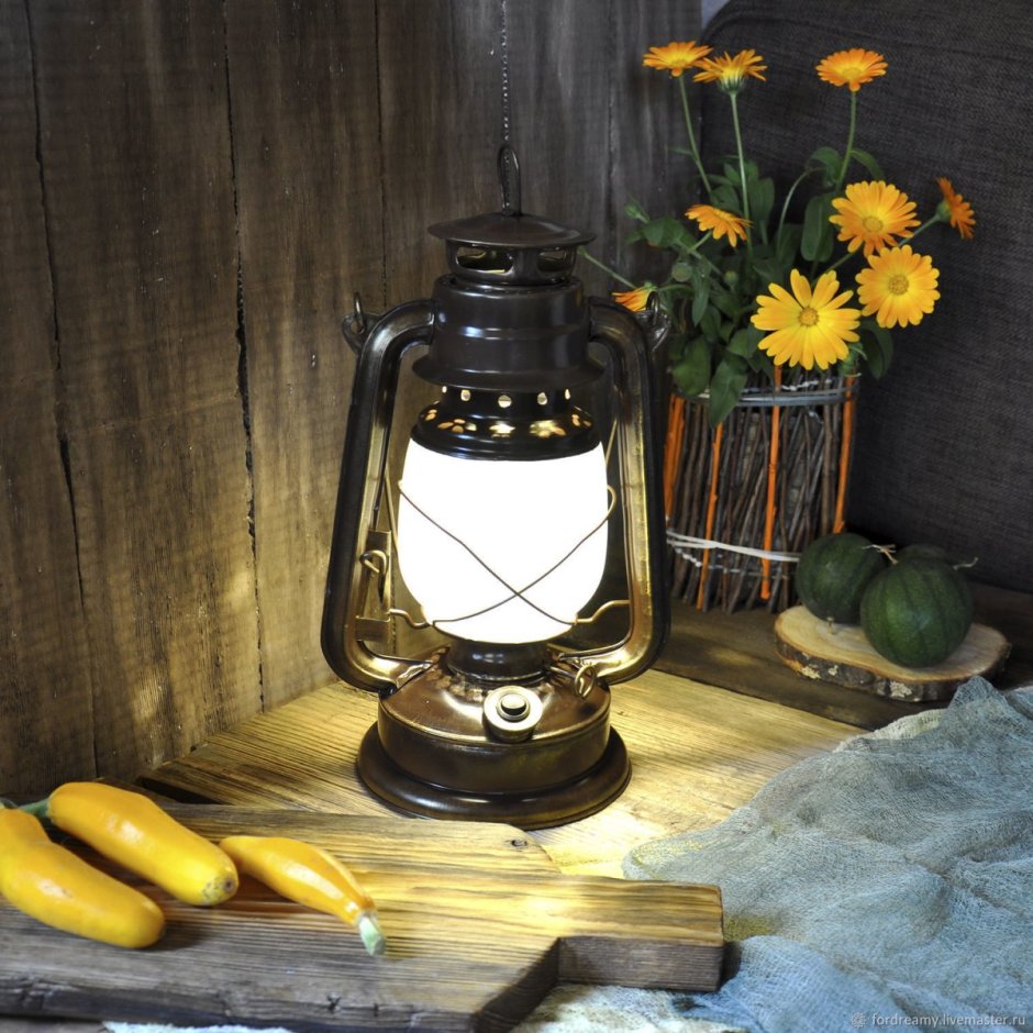 Керосиновая лампа на столе