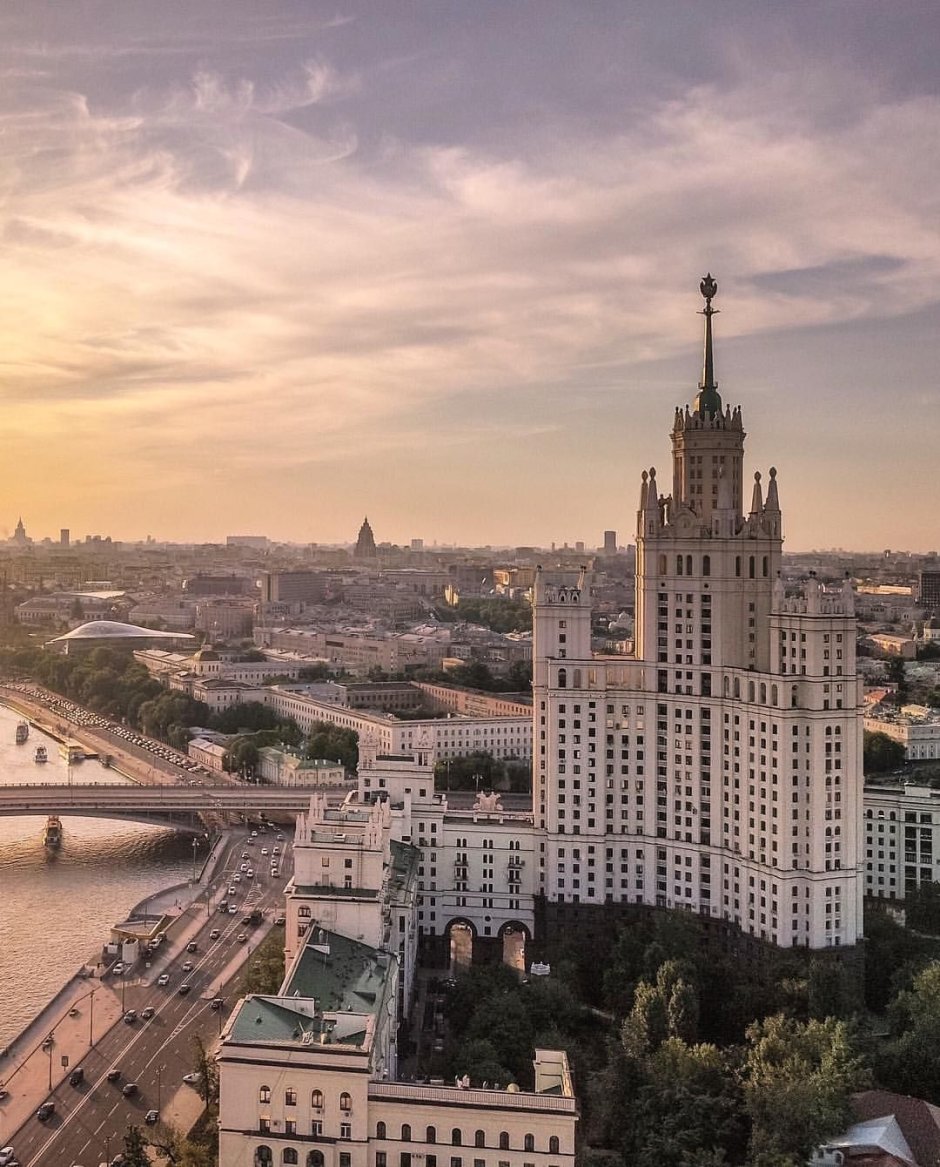 Сталинская высотка в Москве на Котельнической набережной