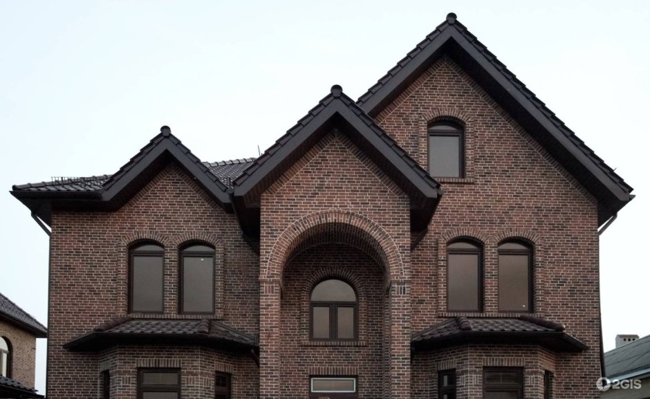 Фасад дома из коричневого кирпича