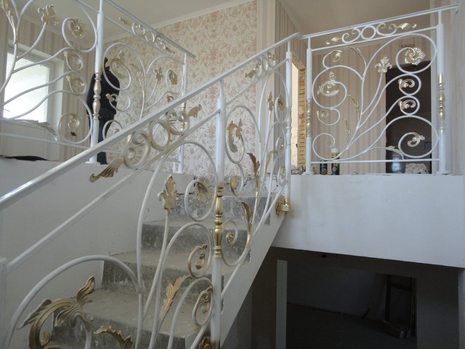 Кованые перила для лестницы внутри дома