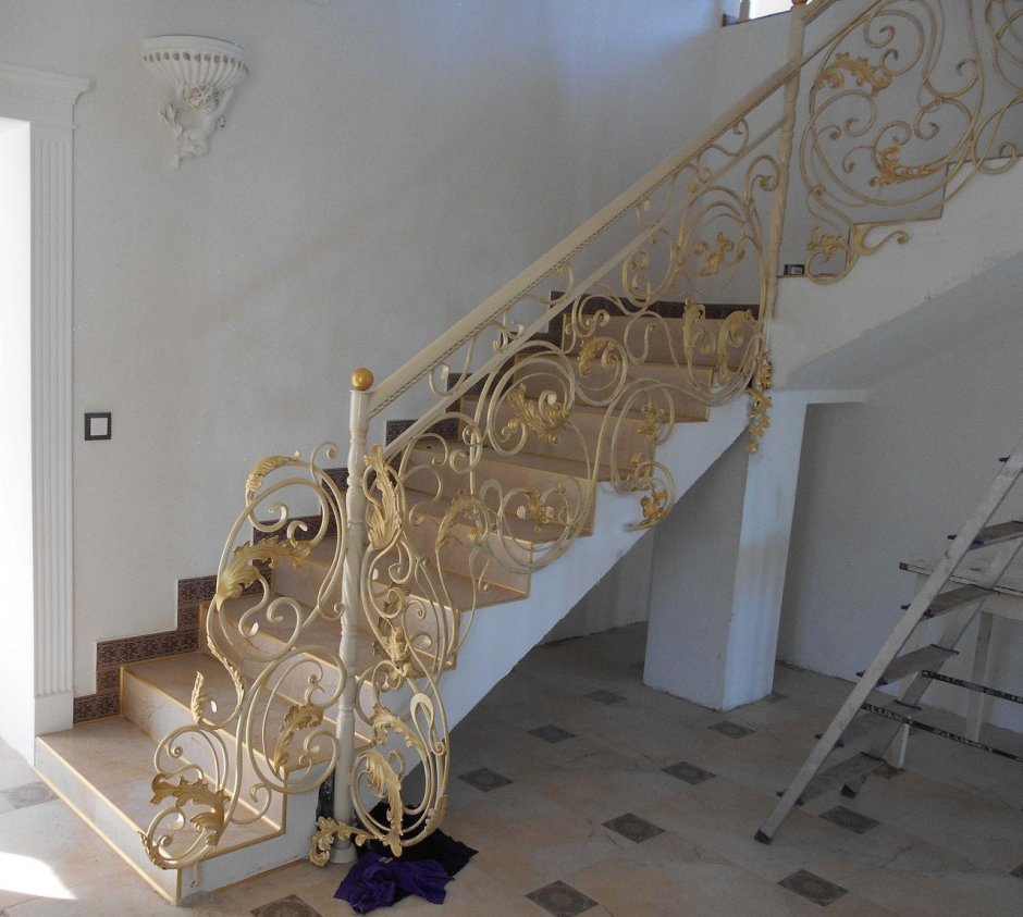 Кованые белые перила для лестницы в частном доме