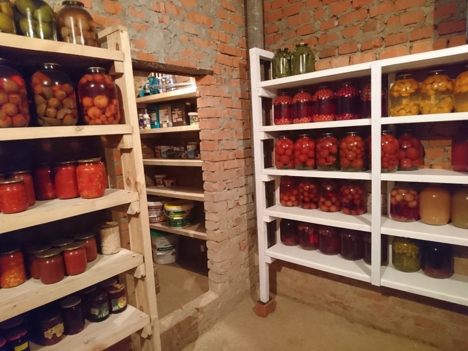 Погреб с консервацией