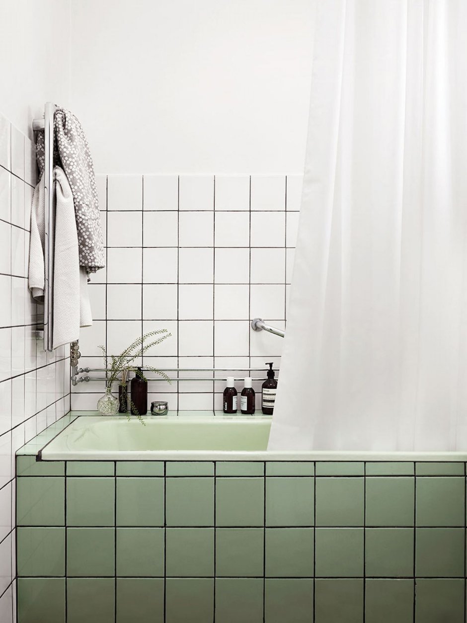 Белая квадратная плитка в ванной