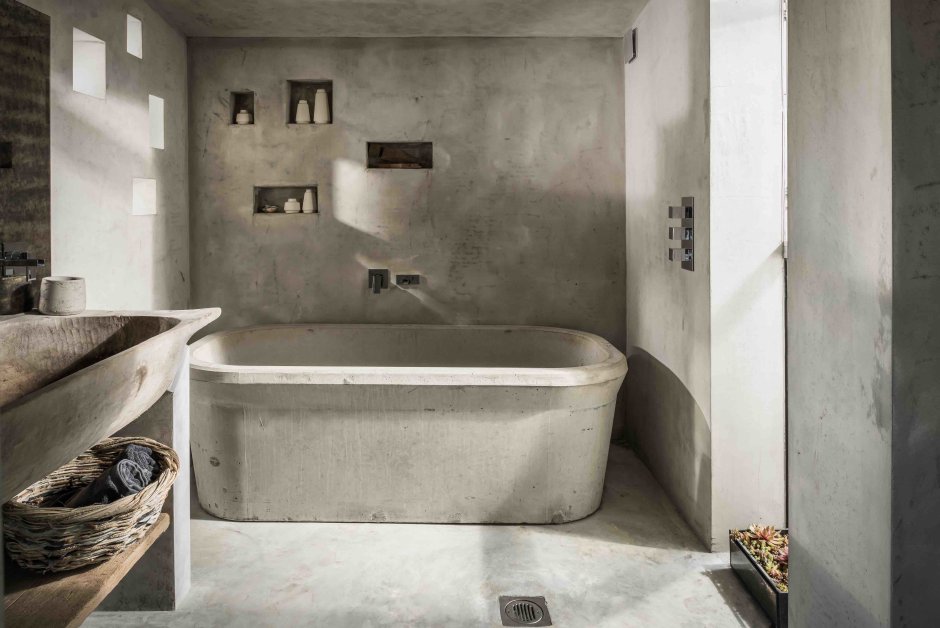 Ванна с бетонными стенами