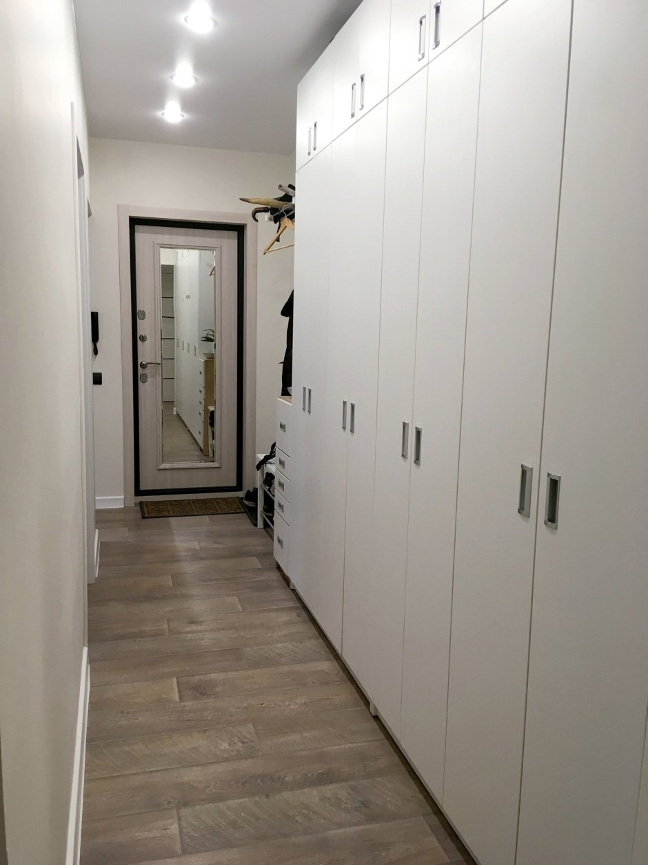 Распашной шкаф в узкий коридор