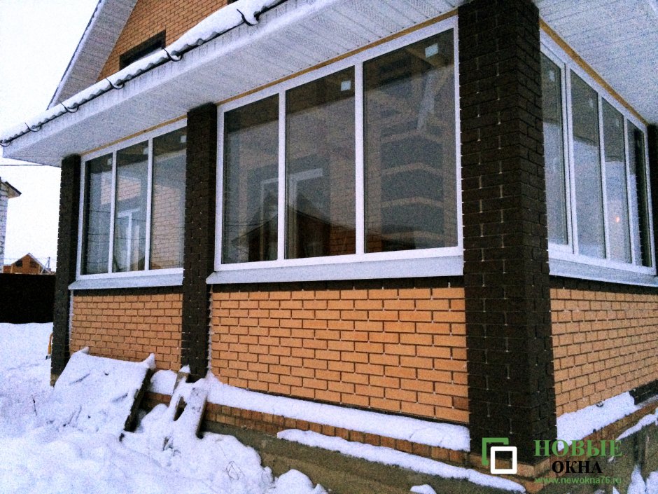 Веранда из коричневого пластика