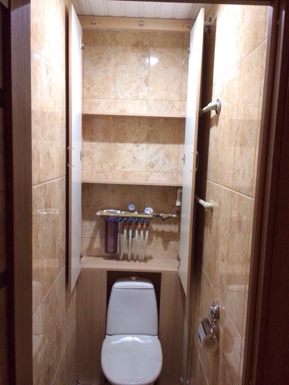 Встраиваемый шкаф в туалете за унитазом