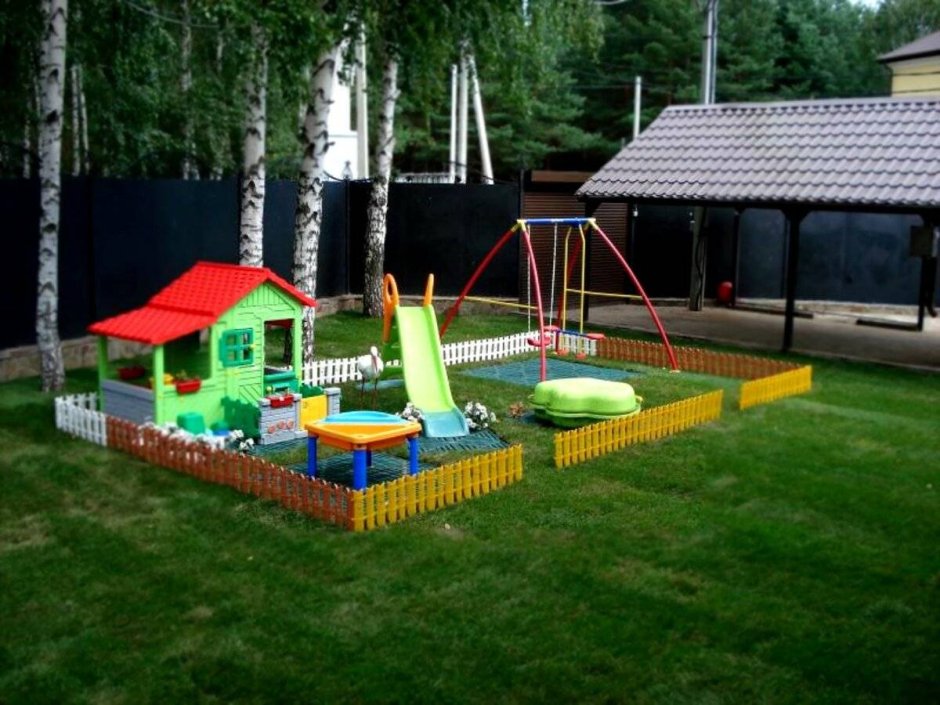 Детская площадка в саду