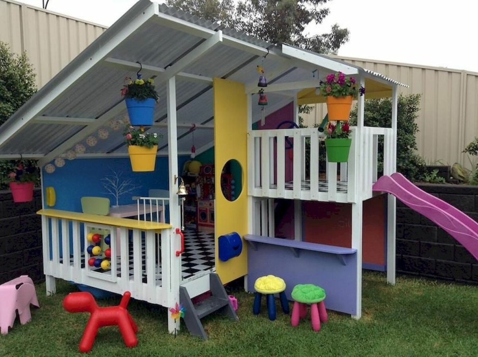 Детский домик во дворе