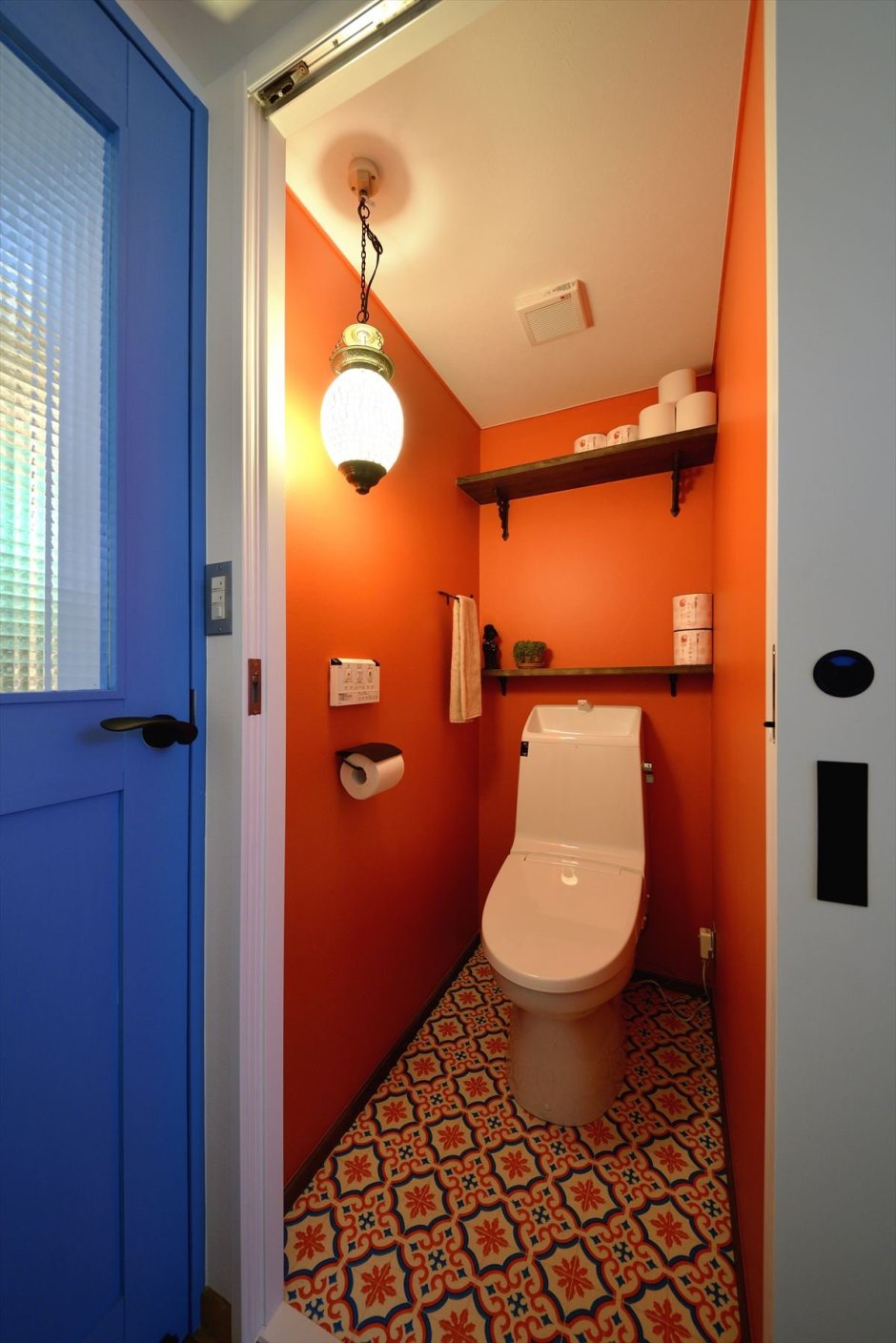 Туалет в оранжевых тонах