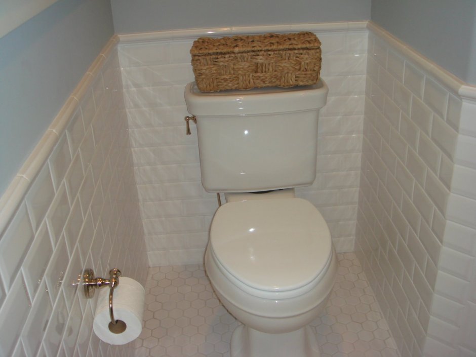 Туалет отделанный наполовину плиткой