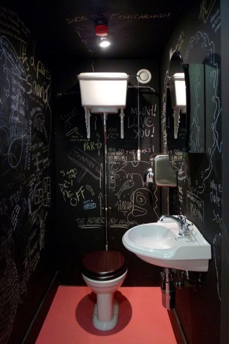 Черные стены в туалете
