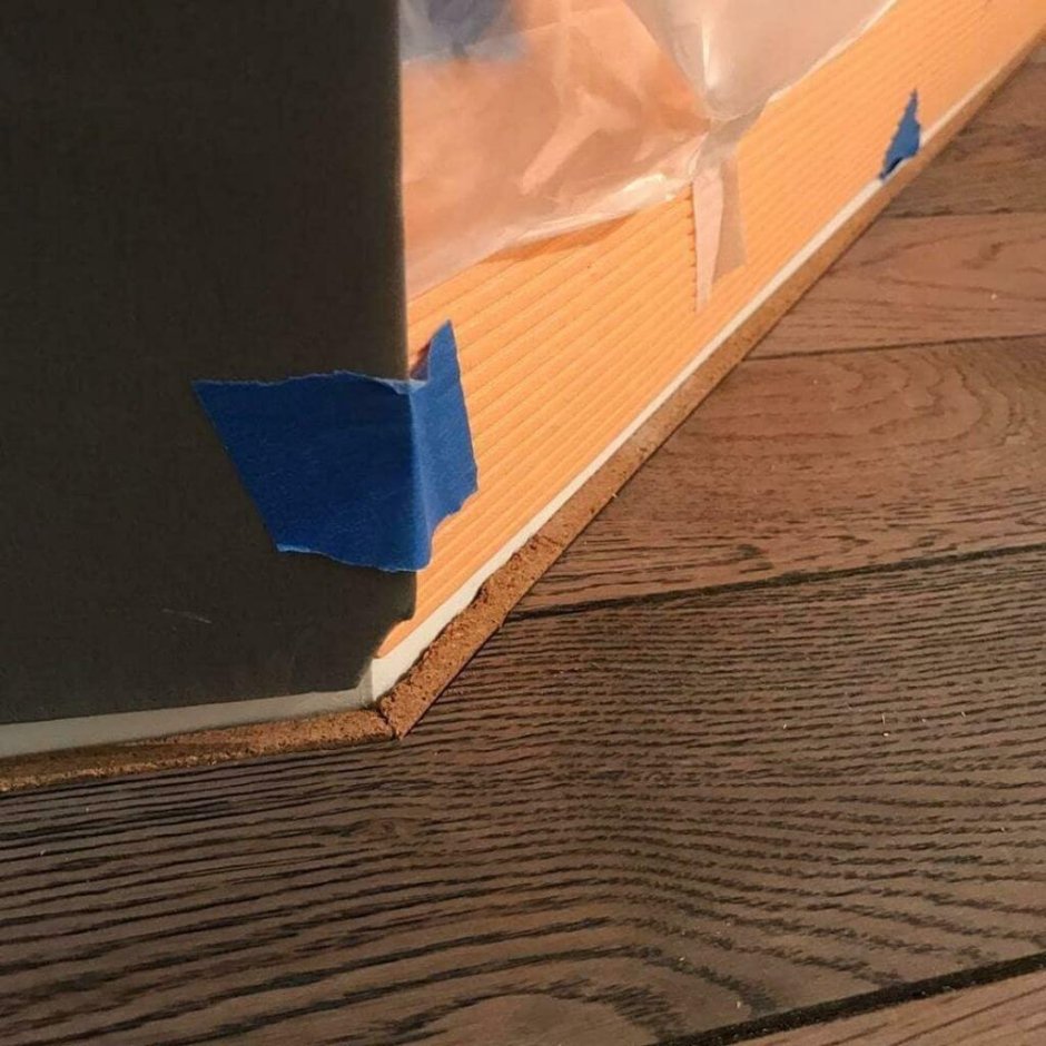 Пол без плинтуса с пробковым компенсатором