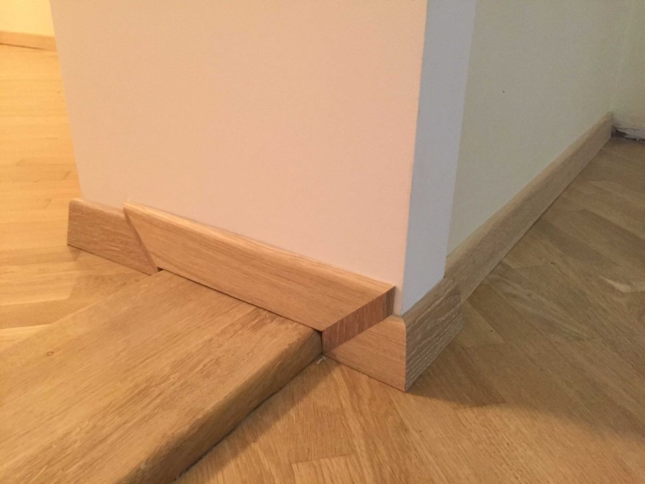 Плинтус широкий пластиковый зазор 45мм