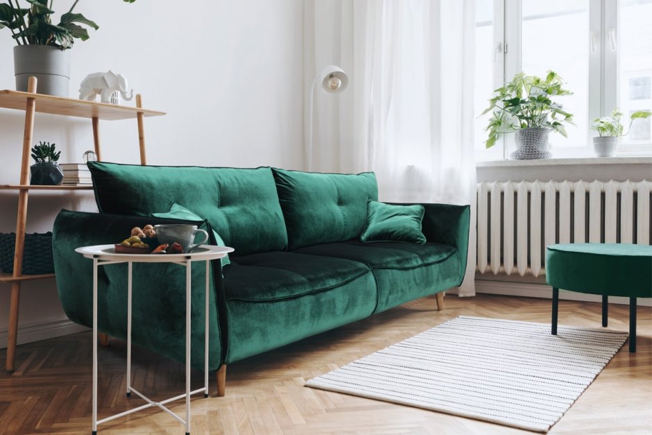 Велюровый диван в хорошем качестве интерьере