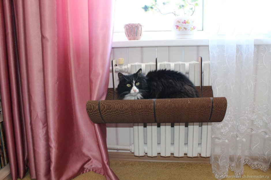 Кошачья лежанка на батарею