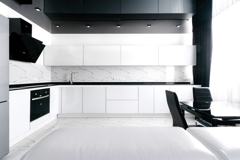 Белая глянцевая кухня с черной столешницей