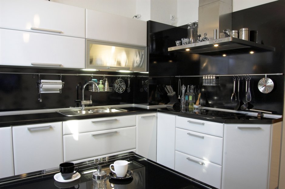 Кухонный гарнитур белый с черной столешницей и черным фартуком