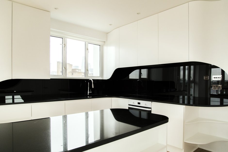 Белая кухня с черной столешницей и черным фартуком
