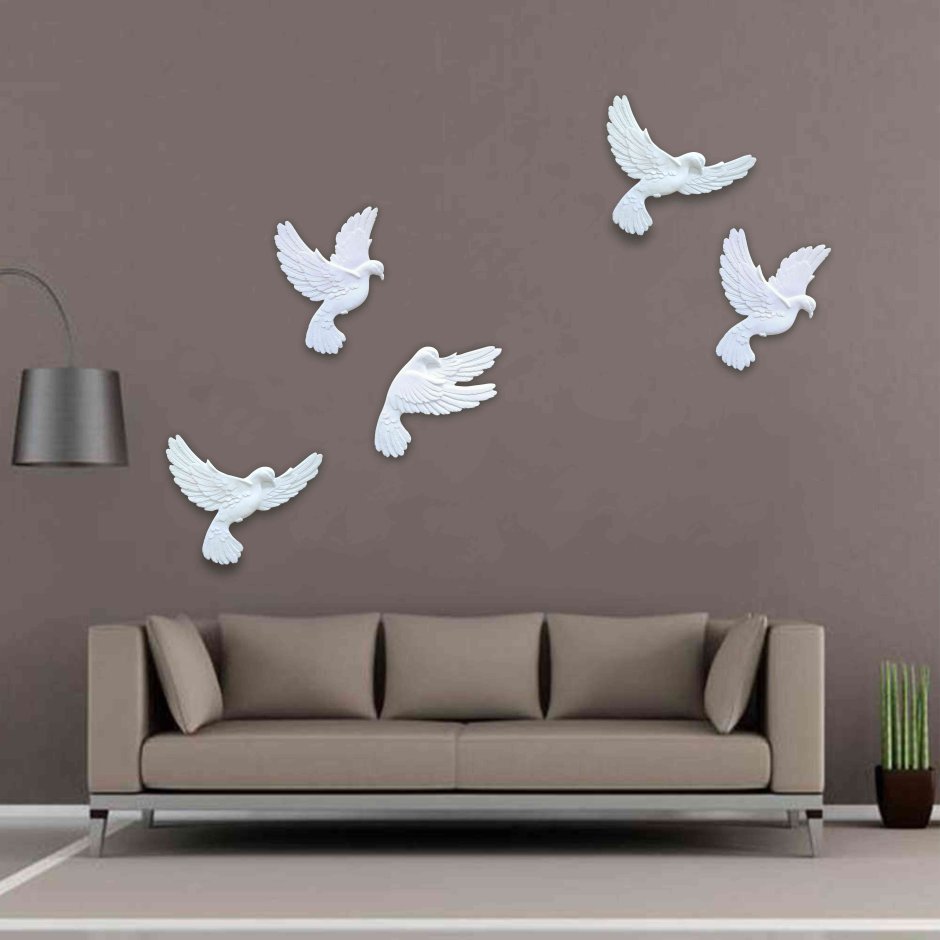 Лепнина птицы на стене