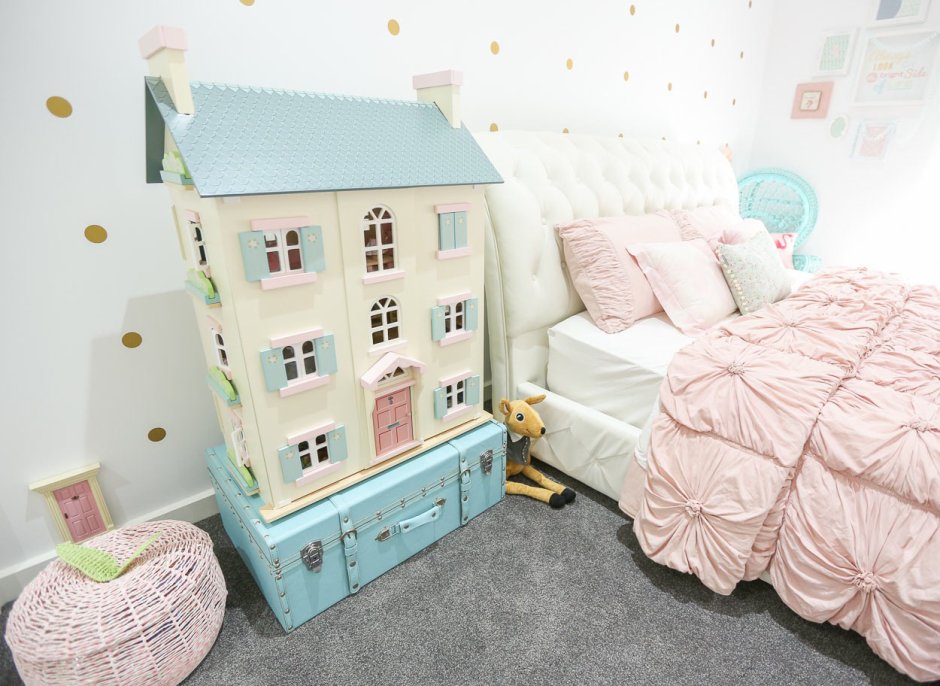 Кукольный домик в интерьере детской спальни дизайн