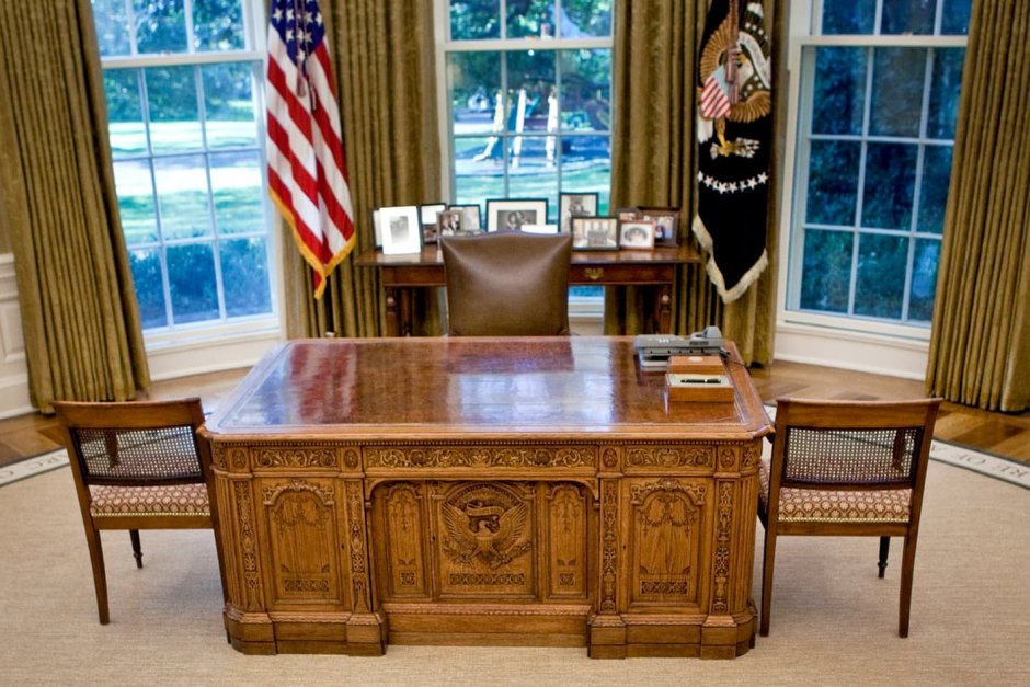 Стол резолют Дональд Трамп
