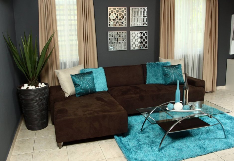 Коричневый диван в интерьере сочетание цветов
