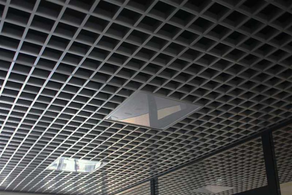 Сетчатый металлический потолок