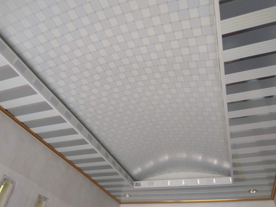Пластиковый потолок фигурный