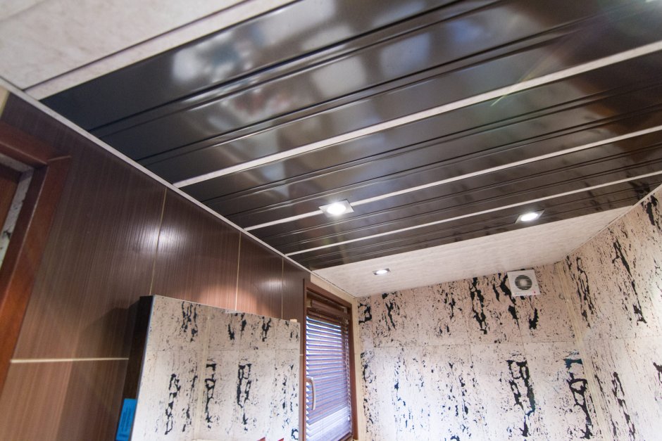 Реечный потолок на кухне