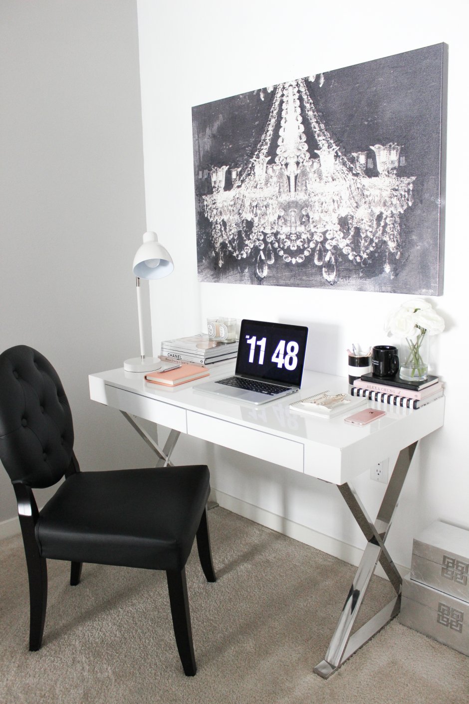 Dream Desk в черно-розовом стиле